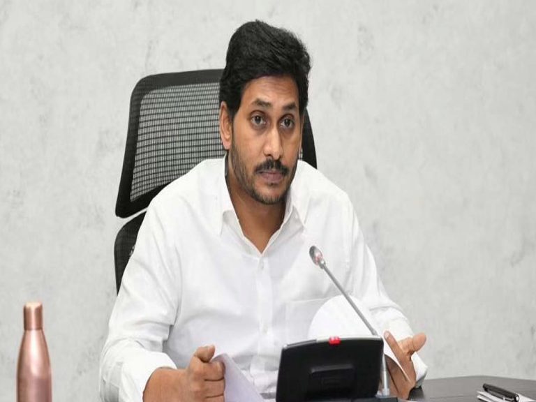రహదారుల మరమ్మత్తులు ఒక డ్రైవ్‌లా చేపట్టాలి: సీఎం జగన్‌