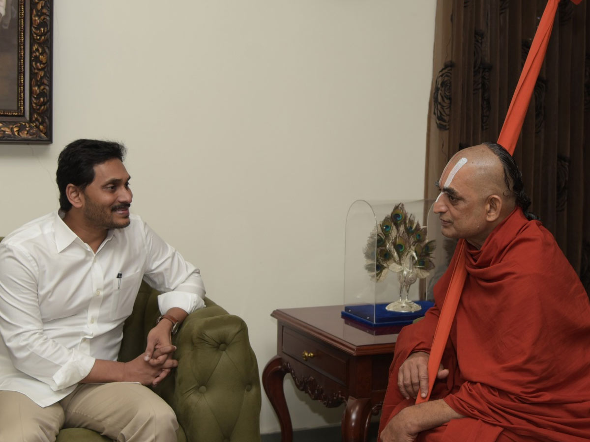 సీఎం జగన్‌ను  కలిసిన త్రిదండి చినజీయర్‌ స్వామి!