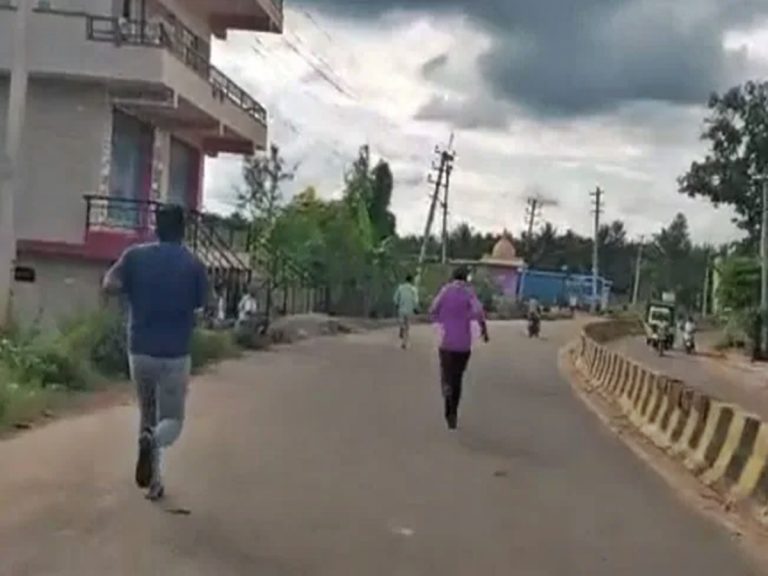 యూనిఫారం తీసి రోడ్డుపై పరుగులు పెట్టిన ఎస్సై