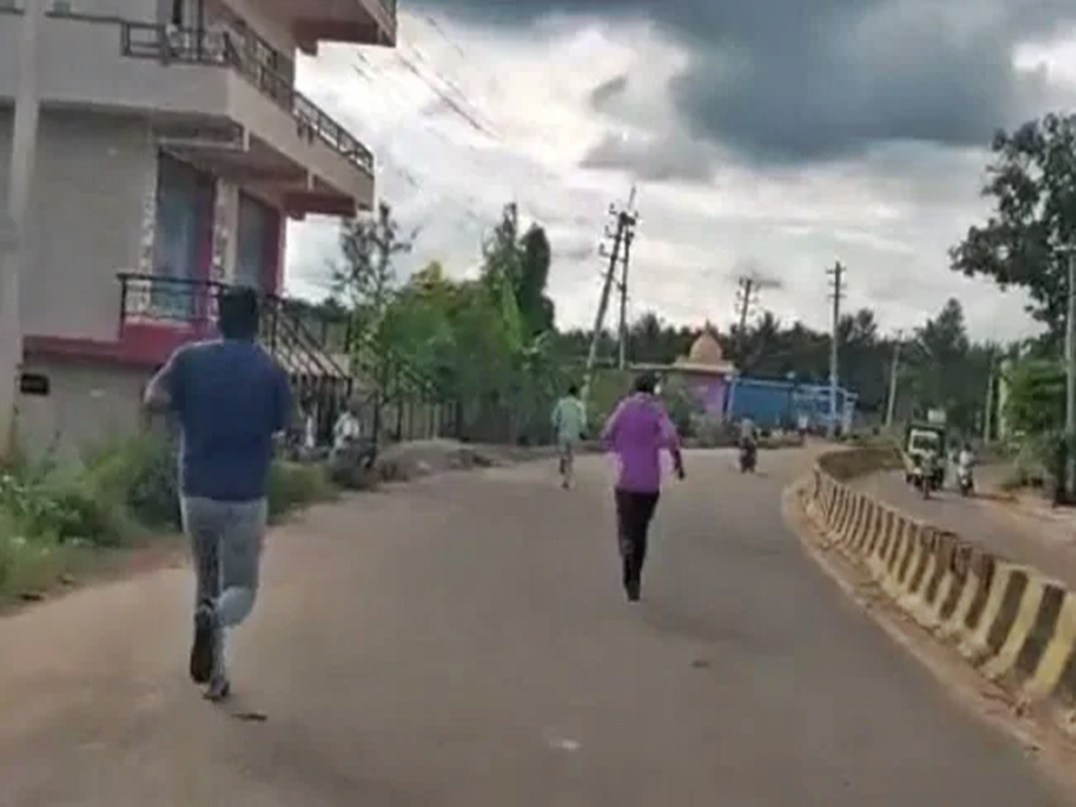 యూనిఫారం తీసి రోడ్డుపై పరుగులు పెట్టిన ఎస్సై
