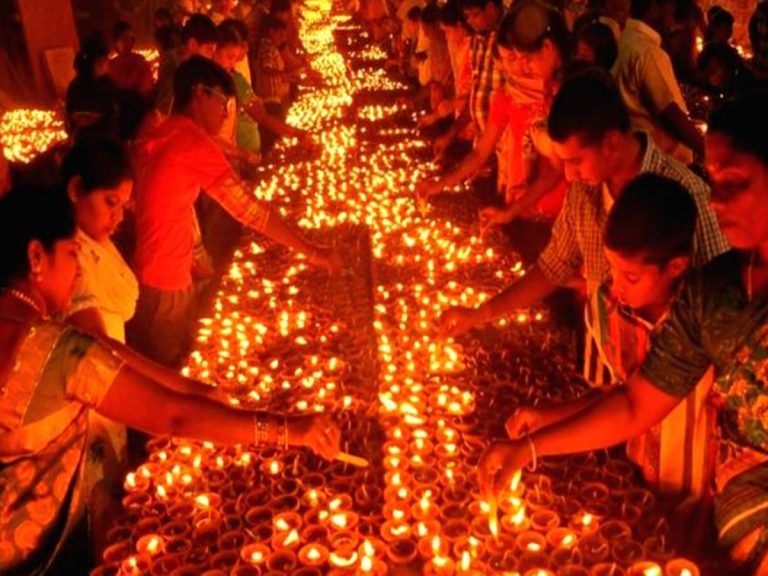 కార్తీక దీపారాధనలో అపశ్రుతి.. మహిళ చీరకు అంటుకున్న మంటలు