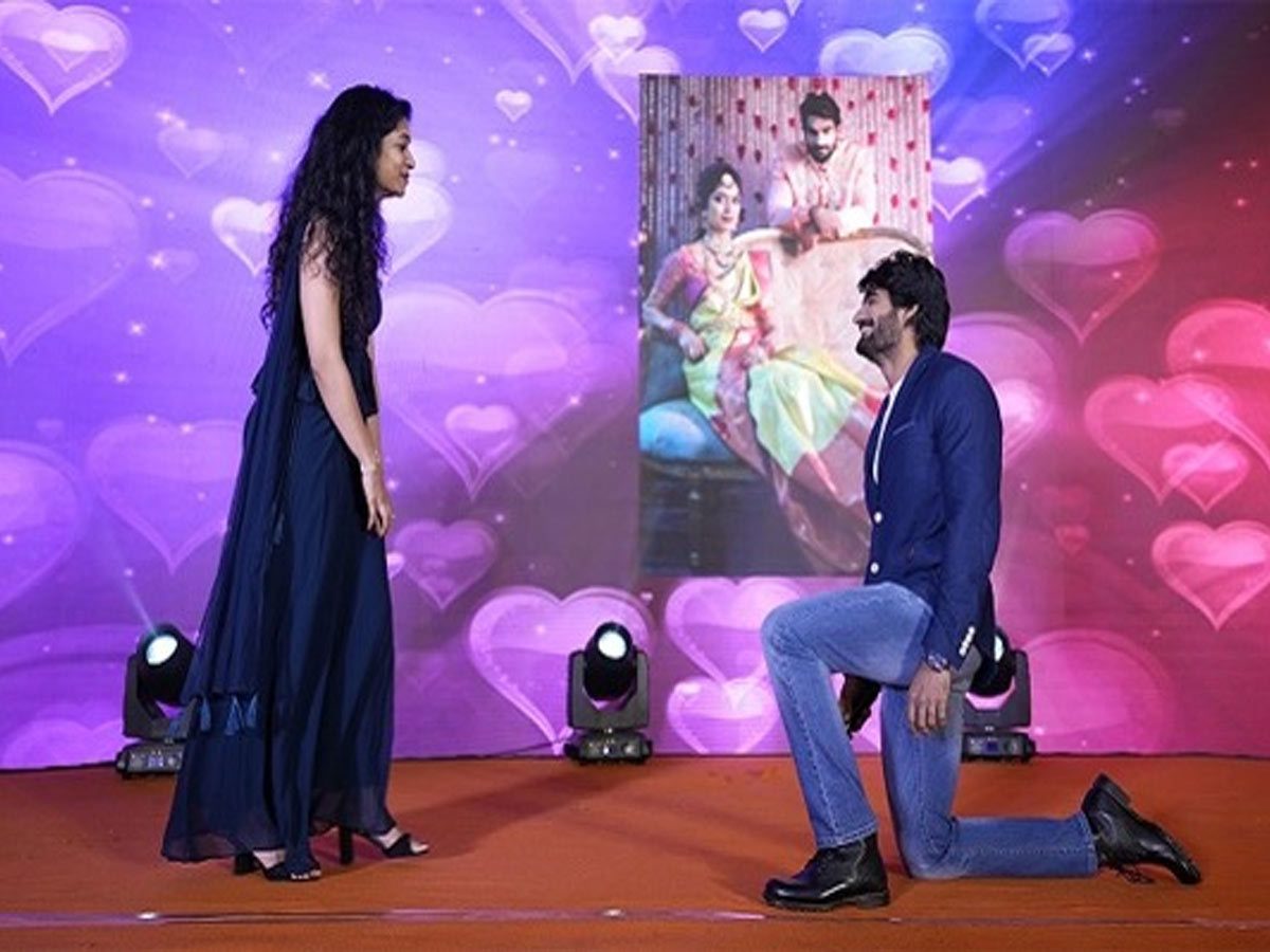 స్టేజిపైనే లవర్‌ కు ప్రపోజ్‌ చేసిన హీరో కార్తికేయ !