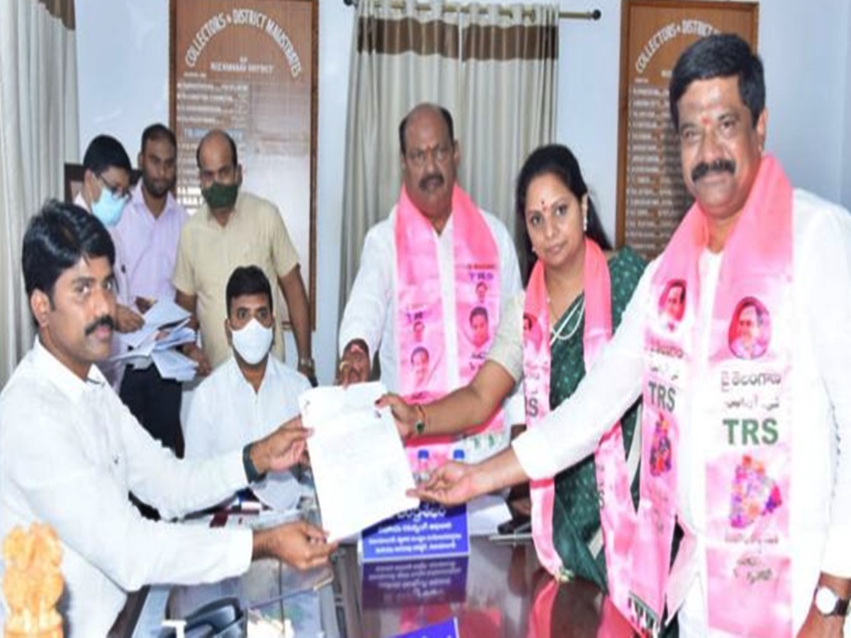 ఎమ్మెల్సీ అభ్యర్థిగా నామినేషన్ వేసిన కవిత