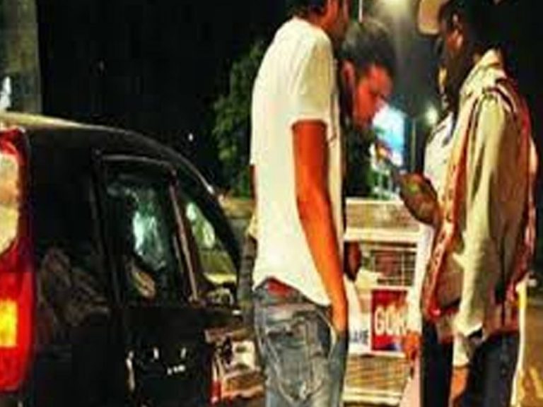 కూతురిపై ఆకతాయిల అఘాయిత్యం.. అడ్డుకున్న తల్లిని కూడా వదలకుండా