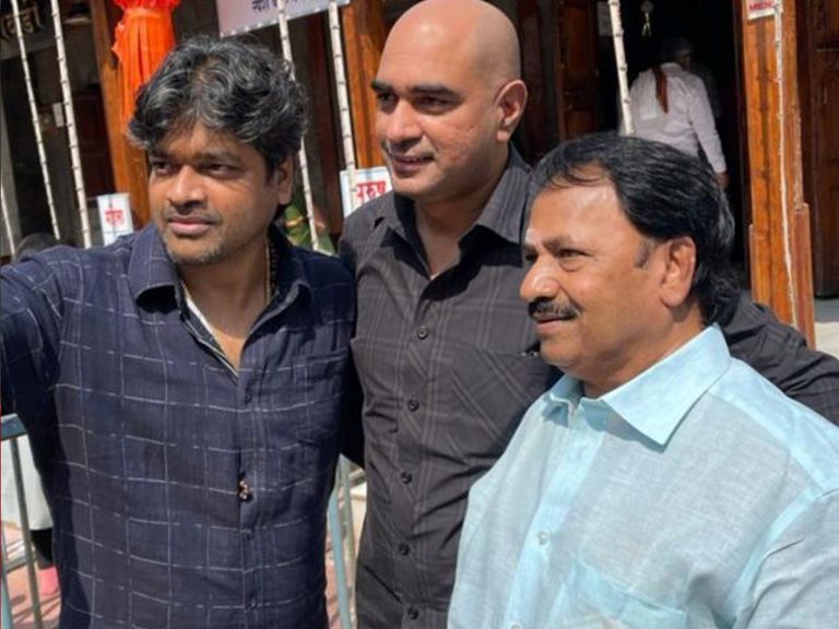 షిర్డీ సాయినాధుని సేవలో పవన్ కళ్యాణ్ దర్శకులు!