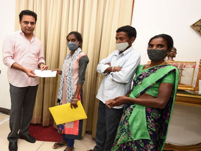 కేటీఆర్ మంచి మనసు… మరో విద్యార్థికి ఆర్థిక సాయం