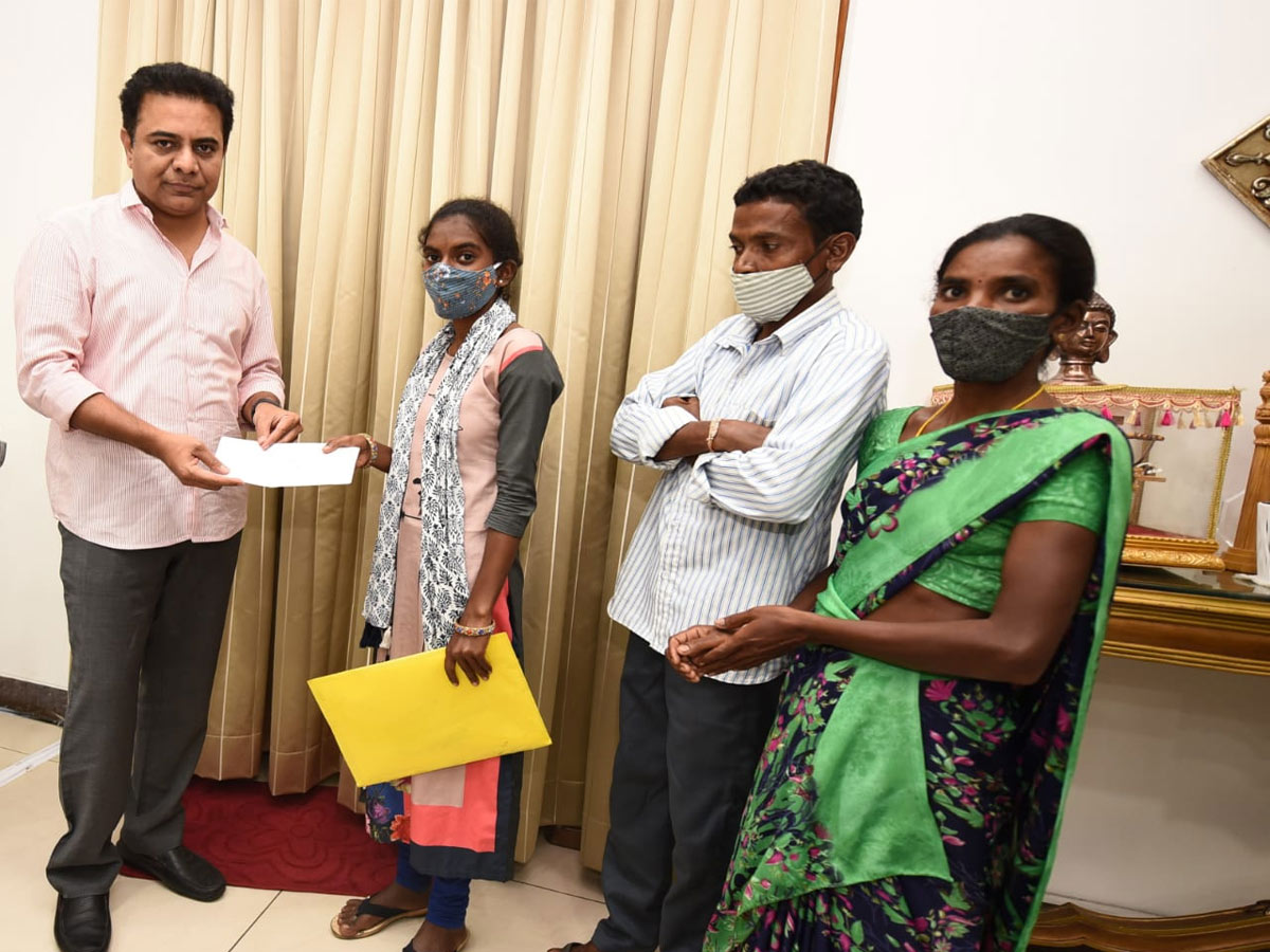 కేటీఆర్ మంచి మనసు… మరో విద్యార్థికి ఆర్థిక సాయం