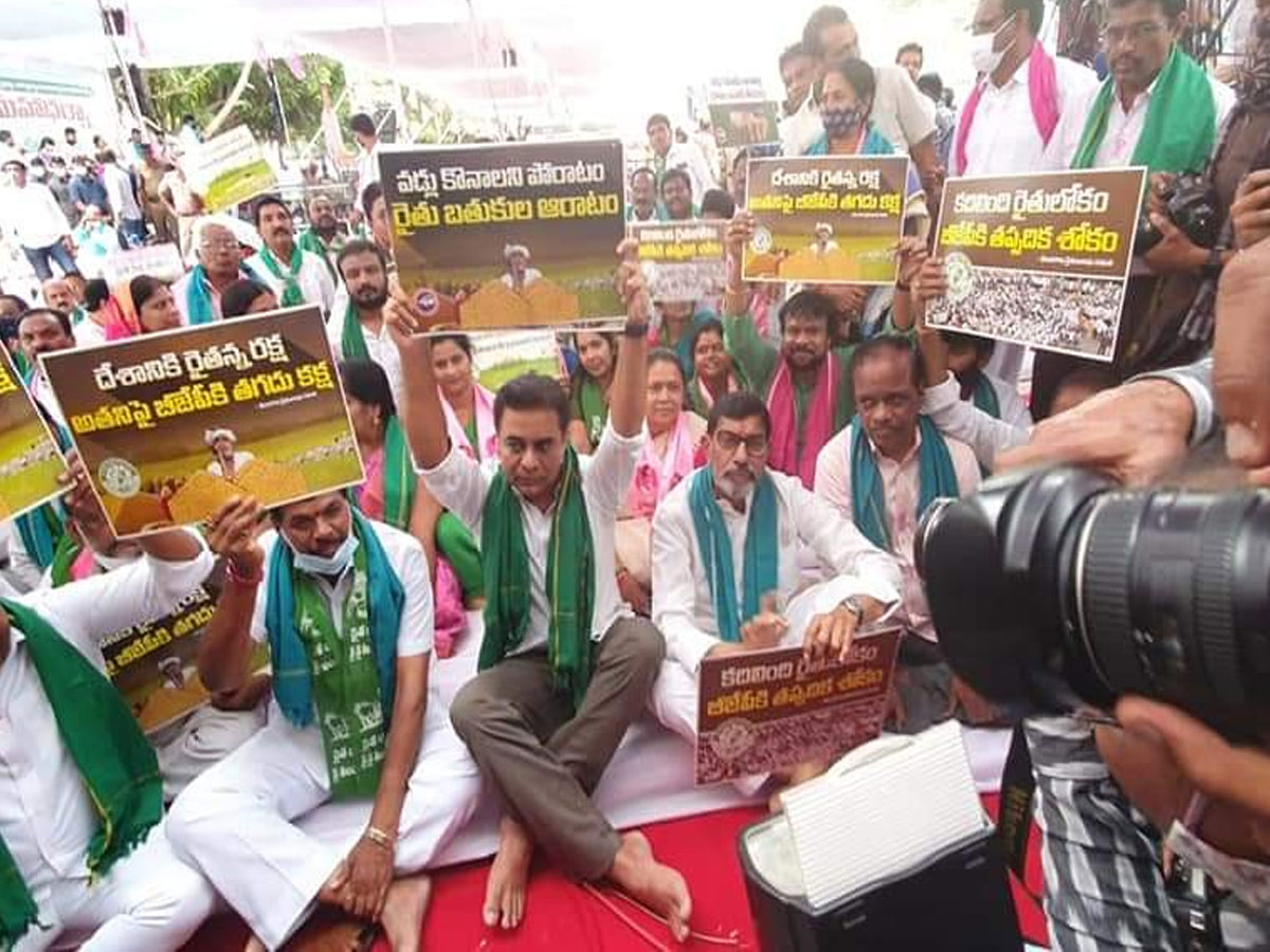 టీఆర్ఎస్ ధర్నాలో ఆసక్తికర దృశ్యం.. జనం మధ్యలో కూర్చున్న కేటీఆర్ !