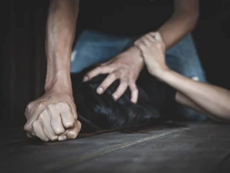 ఘోరం: 6 నెలలుగా మైనర్ బాలికపై 400 మంది రేప్.. పోలీస్ తో సహా