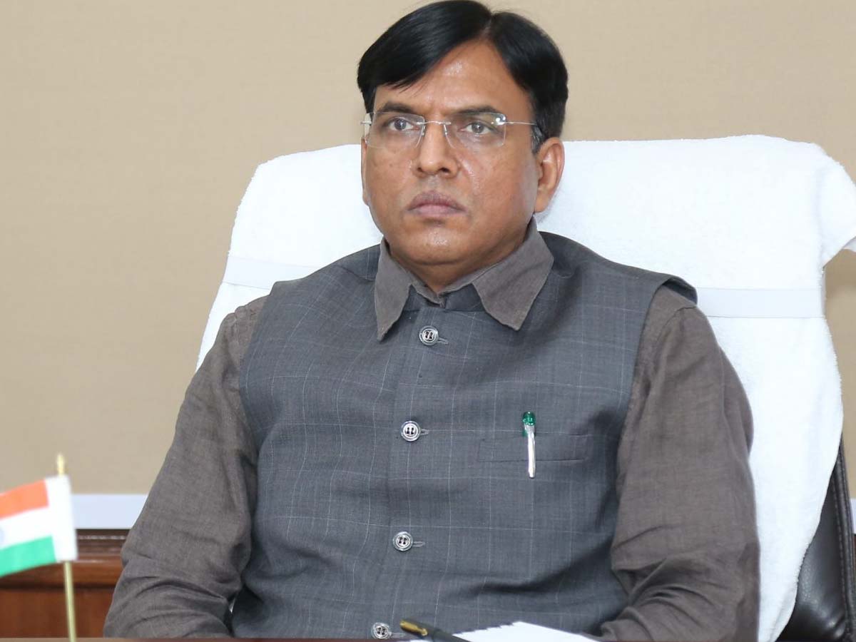 దేశంలో ఎరువుల కొరత లేదు: మన్సుఖ్‌ మాండవీయ