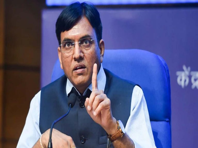 పిల్లల టీకాల విషయంలో తొందరపాటు వద్దు : మన్సుఖ్‌ మాండవీయ