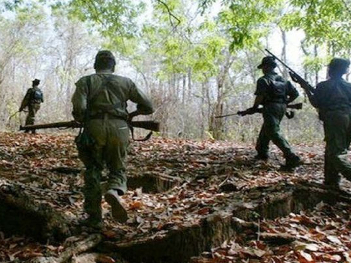 Maoists Attack: పోలీసు క్యాంపుపై మావోయిస్టుల మెరుపు దాడి