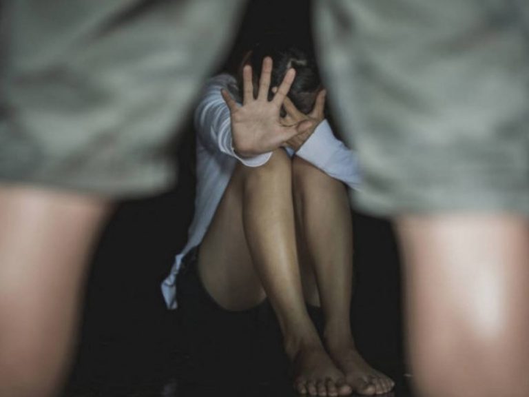 స్వీపర్ పాడుపని.. స్కూల్ టాయిలెట్ కి వచ్చిన బాలిక ముందు..