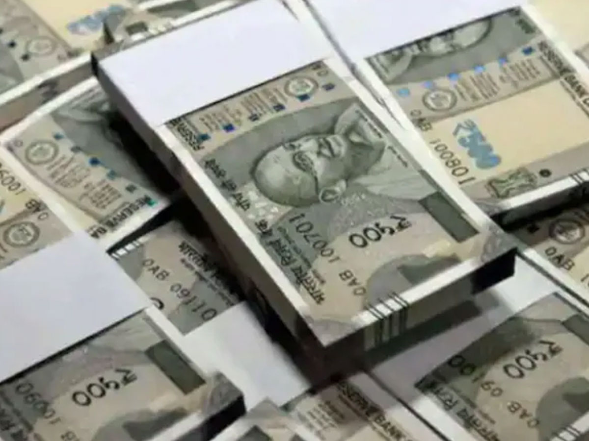 కాంట్రాక్టుల పేరుతో కోటి పై చిలుకు నొక్కేసిన కేటుగాడు