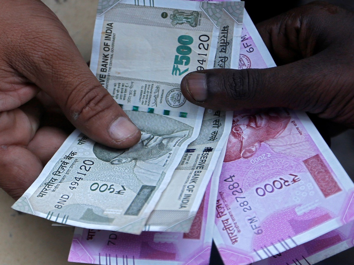 వాయు కాలుష్యం ఎఫెక్ట్… వారి ఖాతాల్లో రూ.5వేలు జమ