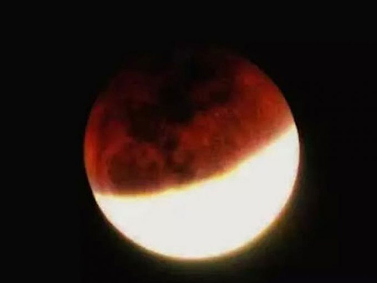 నేడు సుదీర్ఘ చంద్రగ్రహణం.. 580 ఏళ్ల తరవాత ఆకాశం లో అద్భుతం