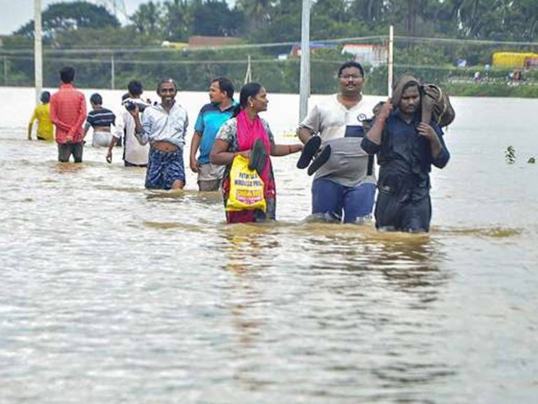 వరదల్లో చిక్కుకున్న చిత్ర బృందం.. కాపాడాలంటూ వేడుకోలు
