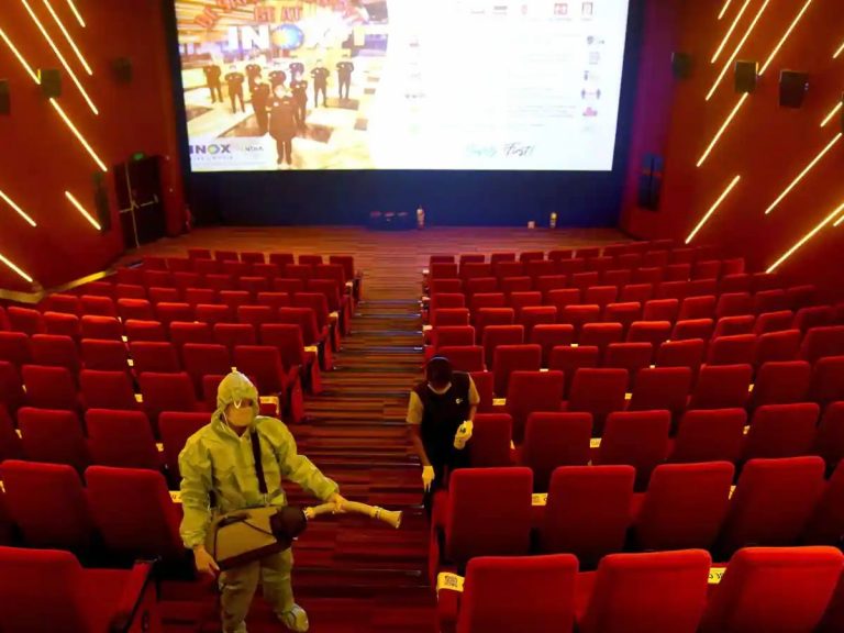 ఒమిక్రాన్ ఎఫెక్ట్.. మళ్లీ వాయిదా పడనున్న సినిమాలు..?