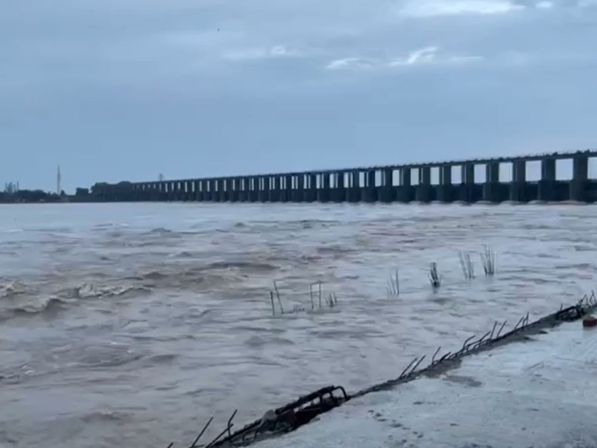 ఉగ్రరూపం దాల్చిన పెన్నా నది.. ఇళ్లన్నీ జలమయం..