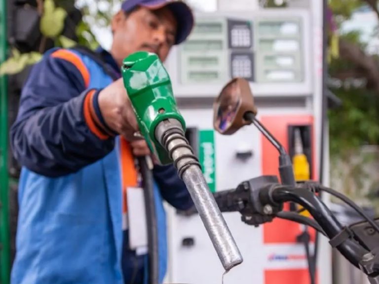 తగ్గేదే లే.. మరోసారి పెరిగిన పెట్రోల్, డీజిల్ ధరలు