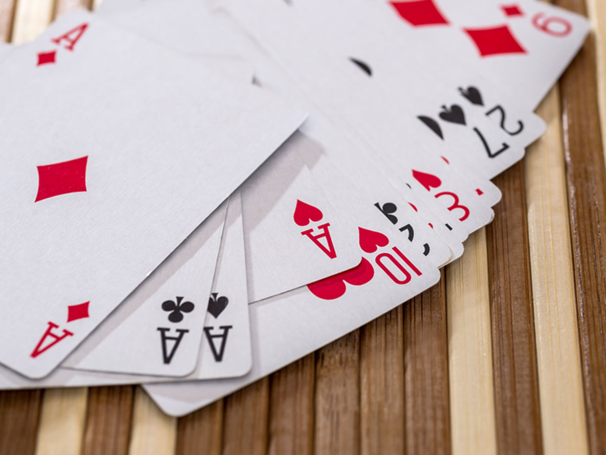 Poker : నగరంలో రెచ్చిపోతున్న పేకాట రాయుళ్లు