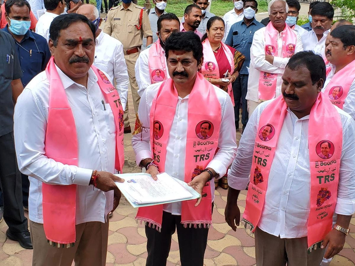 ఎమ్మెల్సీ అభ్య‌ర్థిగా నామినేషన్లు వేసిన పోచంపల్లి శ్రీనివాస్ రెడ్డి