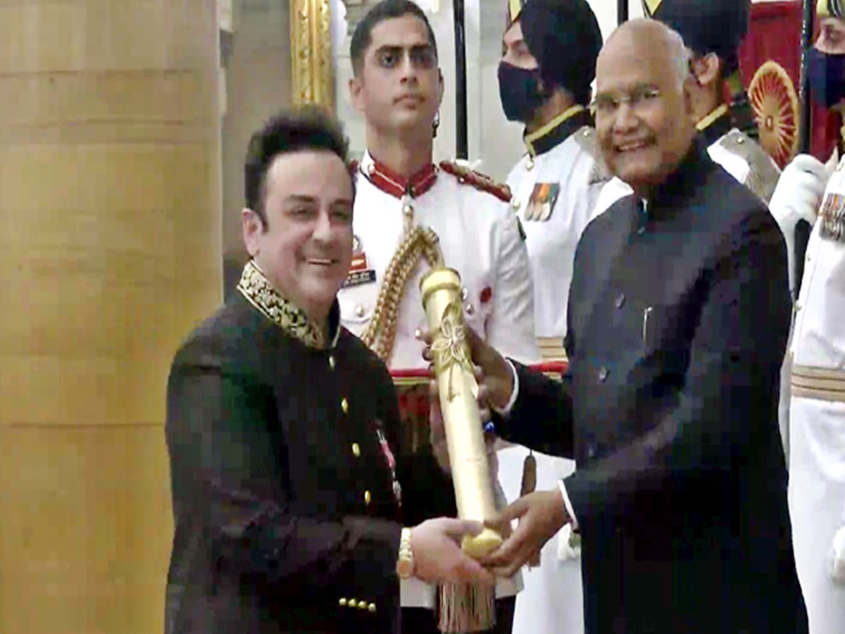 రాష్ట్రపతి భవన్‌లో అట్టహాసంగా పద్మ అవార్డుల ప్రదానోత్సవం