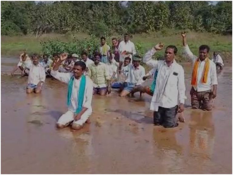 మోకాళ్ళపై జనం నిరసన.. ఎందుకో తెలుసా?