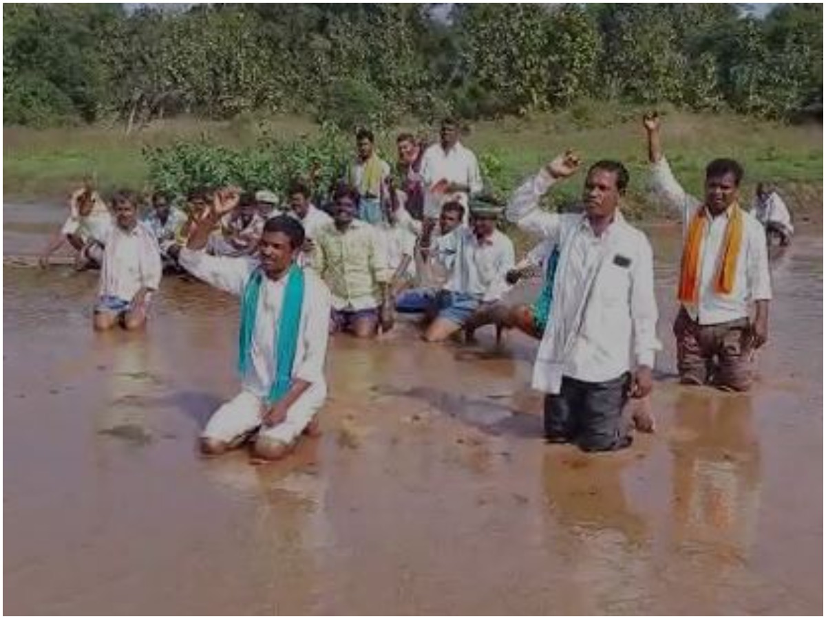 మోకాళ్ళపై జనం నిరసన.. ఎందుకో తెలుసా?