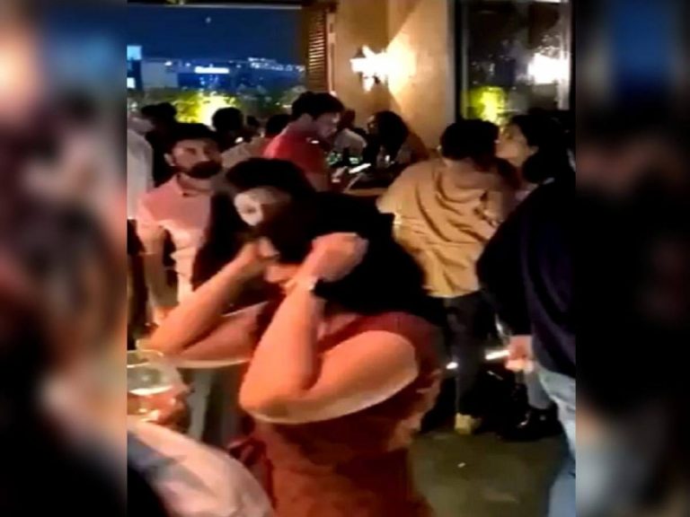 మంగళసూత్రం తీసి పబ్ కి వెళ్లిన మహిళ.. అక్కడ ఏం జరిగిందంటే..?