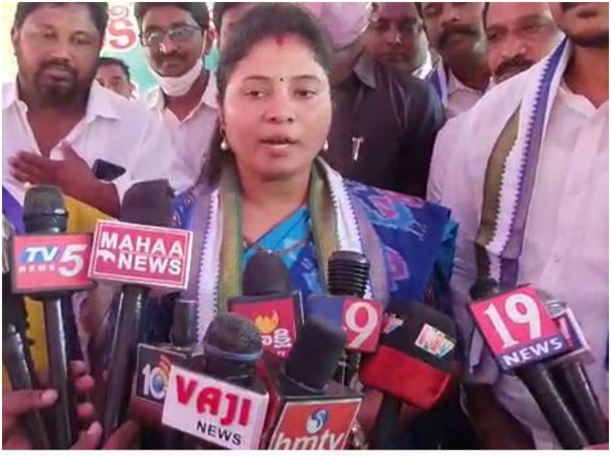 కురుపాంలో భారీ కేక్ కట్ చేసిన డిప్యూటీ సీఎం