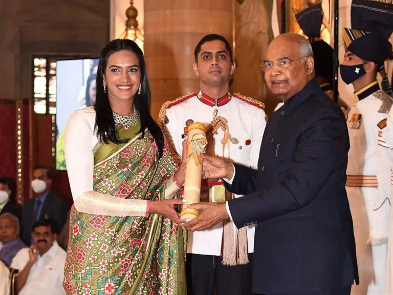 ప‌ద్మ‌ భూష‌ణ్‌ అందుకున్న పీవీ సింధు…