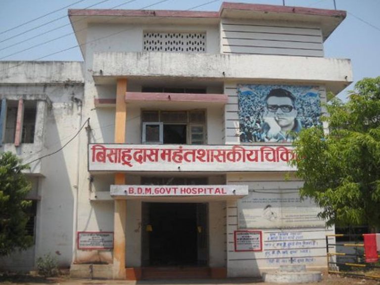 అర్ధరాత్రి ఆసుపత్రిలో దారుణం.. అందరు చూస్తుండగానే యువకుడు అలా