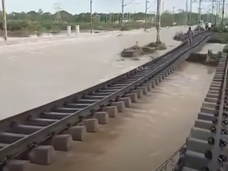 గాల్లో వేలాడుతున్న రైల్వే ట్రాక్.. నిలిచిపోయిన రైళ్లు