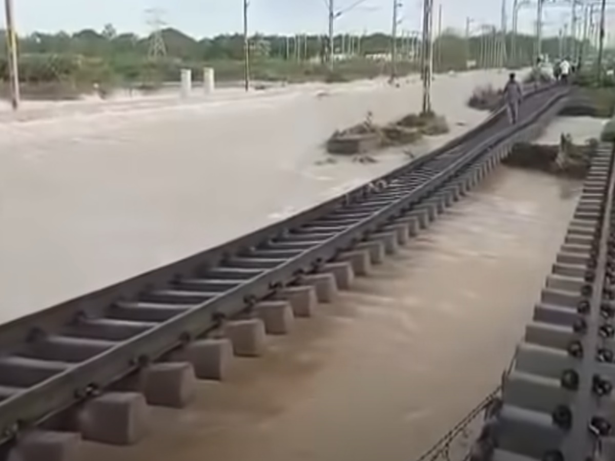 గాల్లో వేలాడుతున్న రైల్వే ట్రాక్.. నిలిచిపోయిన రైళ్లు