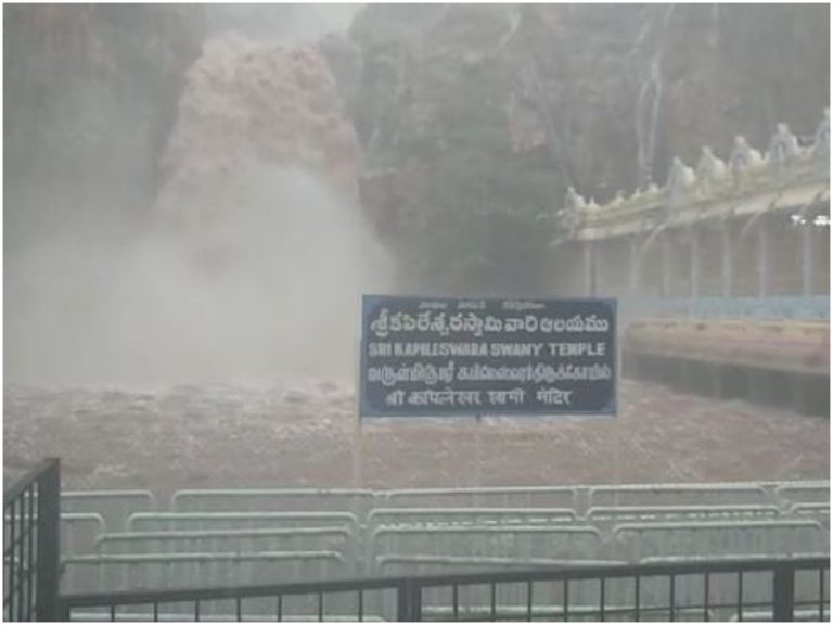 వరదలతో చిత్తూరు జిల్లా ఉక్కిరిబిక్కిరి