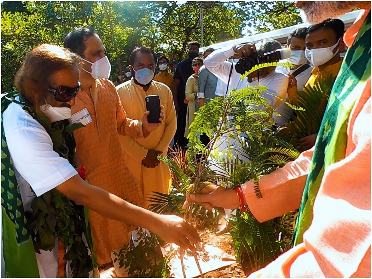 గ్రీన్ ఇండియా ఛాలెంజ్.. మొక్క నాటిన శ్రీశ్రీ రవి శంకర్