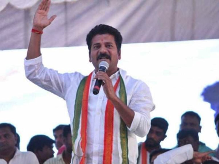 రేవంత్ రెడ్డి ముందే కాంగ్రెస్ నేతల కొట్లాట
