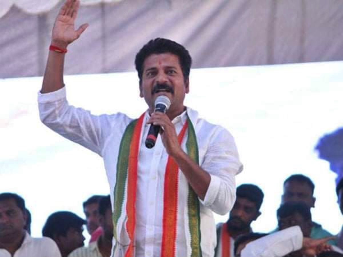 రేవంత్ రెడ్డి ముందే కాంగ్రెస్ నేతల కొట్లాట