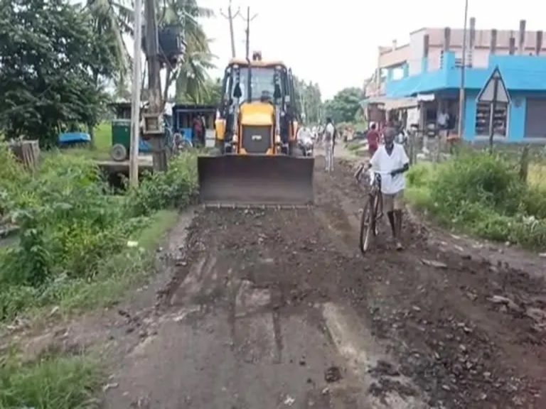 కుమారుడి పెళ్లి కోసం రోడ్డు వేయించిన తండ్రి