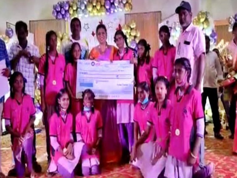 పుట్టినరోజు నాడు విద్యార్థులకు ఎమ్మెల్యే రోజా బహుమతులు