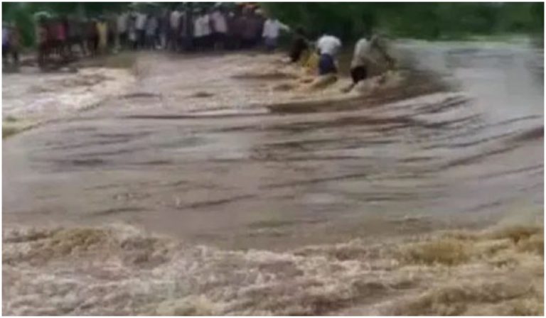 నిండుకుండలా రాయల చెరువు .. బిక్కుబిక్కు మంటున్న గ్రామస్తులు