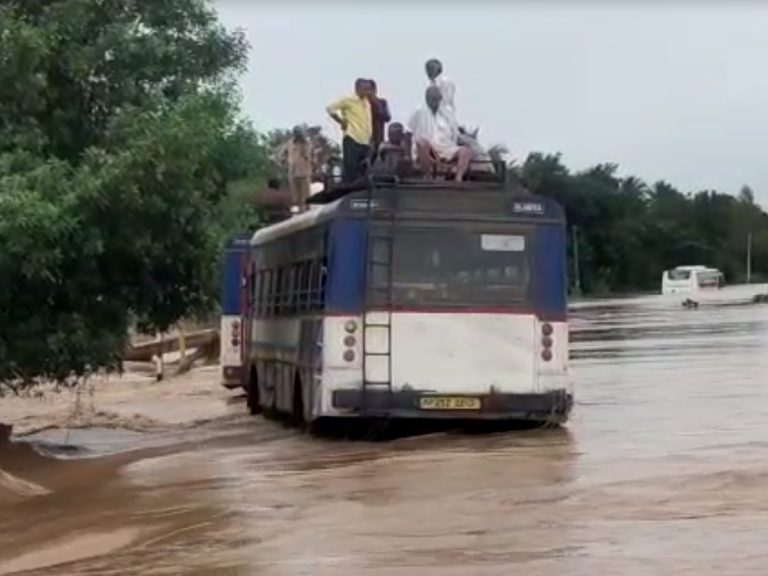 ప్రాణ భయంతో బస్సుపైకి ఎక్కిన ప్రయాణికులు