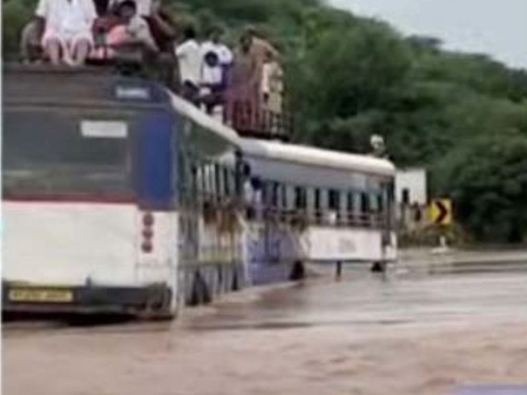 విషాదం : వరదల్లో ఆర్టీసీ బస్సులు.. 4గురు మృతి..