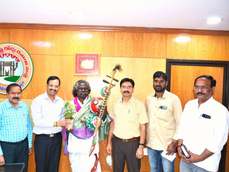 కిన్నెర మొగుల‌య్య ను సన్మానించిన ఆర్టీసీ ఎండీ స‌జ్జ‌నార్