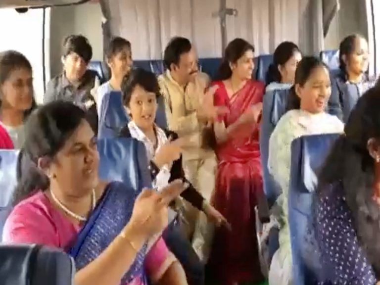 ఆర్టీసీ బస్సులో సజ్జనార్ ఫ్యామిలీ సందడి చూశారా?