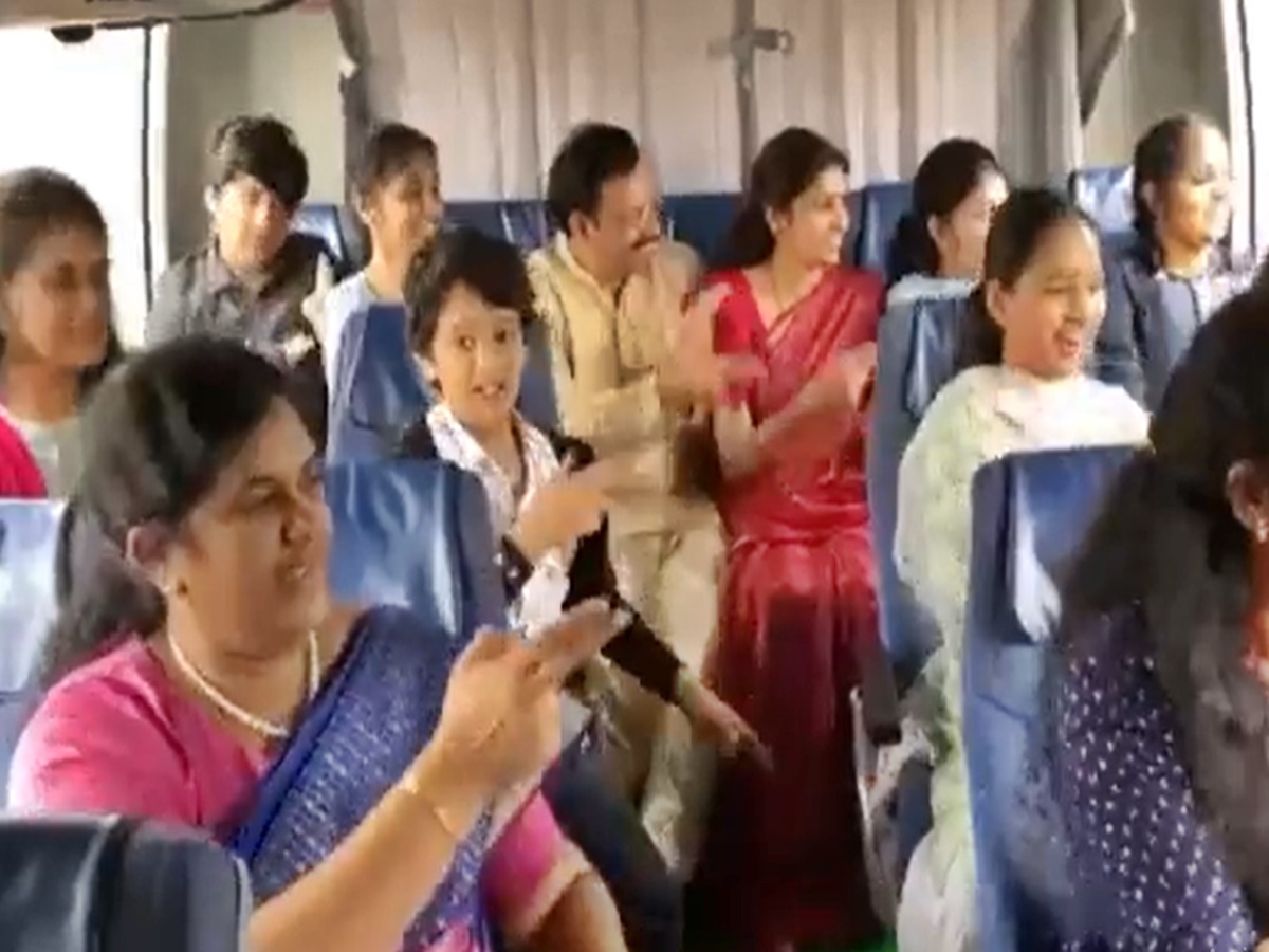 ఆర్టీసీ బస్సులో సజ్జనార్ ఫ్యామిలీ సందడి చూశారా?