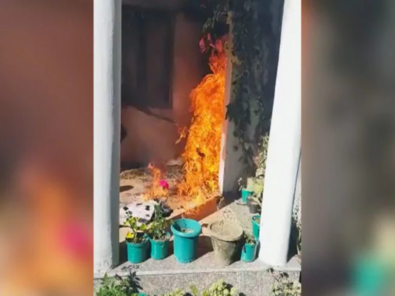 కాంగ్రెస్ సీనియర్ నేత ఇంటికి నిప్పుపెట్టిన దుండగులు