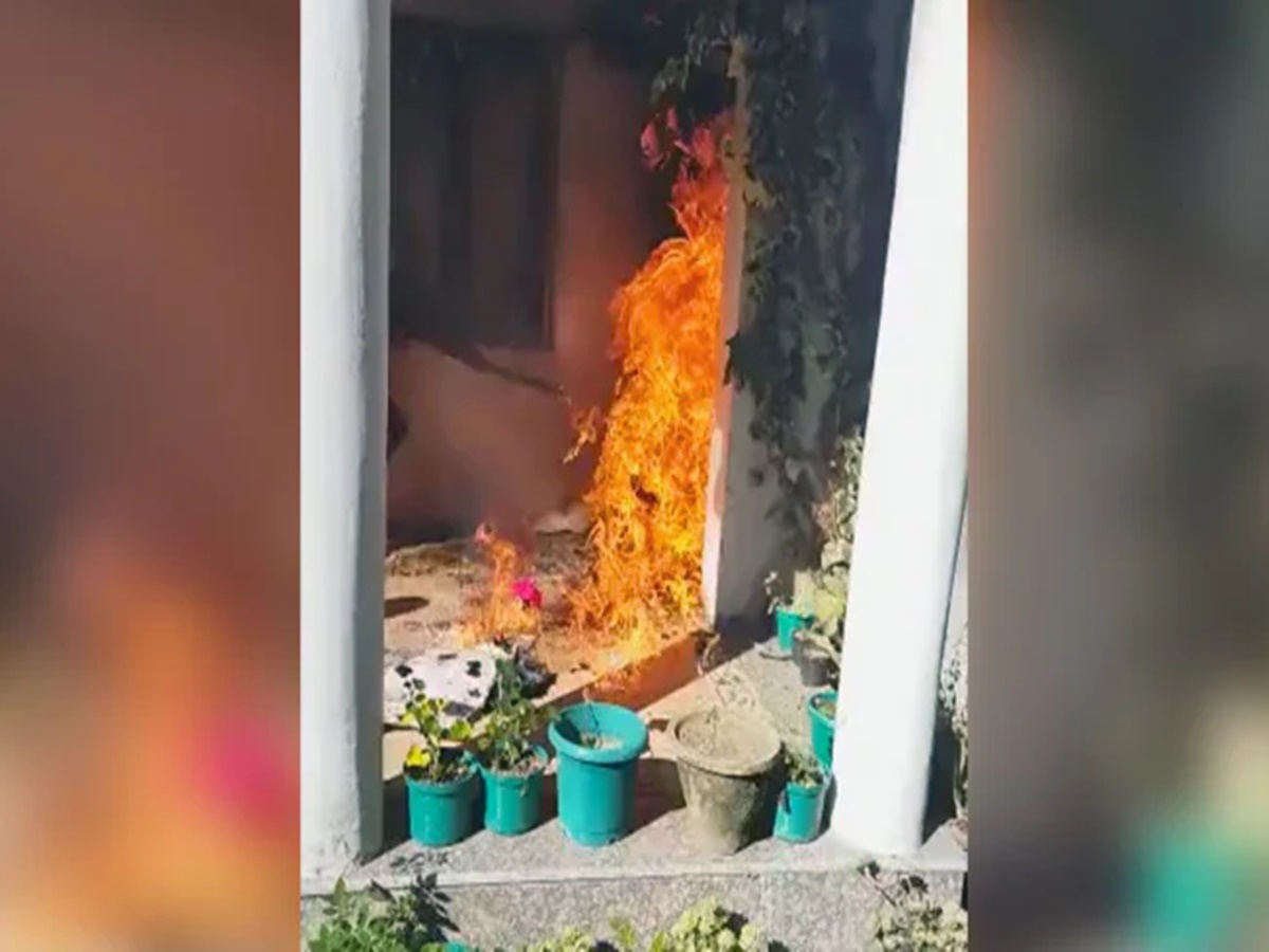కాంగ్రెస్ సీనియర్ నేత ఇంటికి నిప్పుపెట్టిన దుండగులు