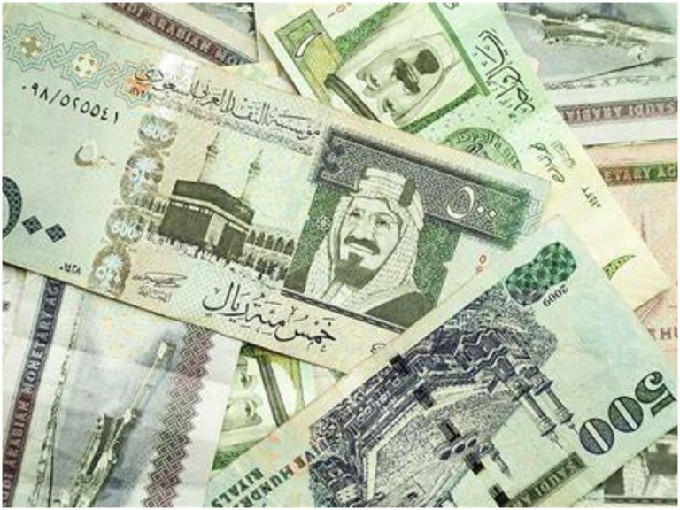 శంషాబాద్ లో  భారీగా విదేశీ కరెన్సీ పట్టివేత